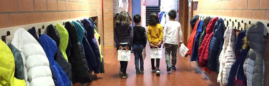 bambini in corridoio con la borsa salva spreco distribuita con la campagna io non spreco