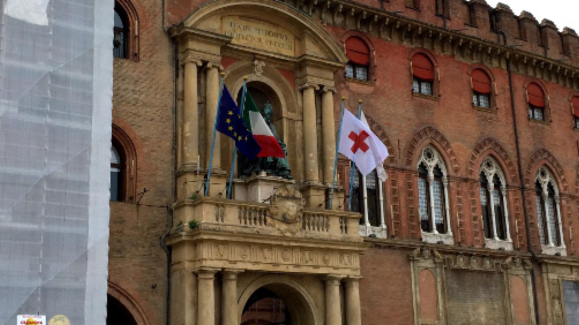 Bandiera CRI su Palazzo d'Accursio