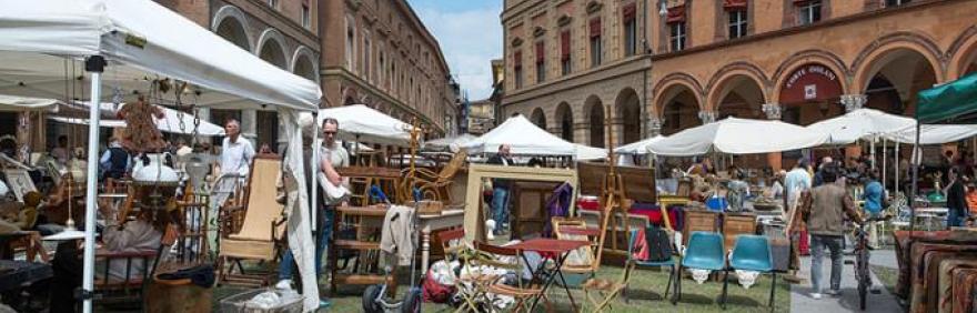 Foto del mercato antiquario Città di Bologna in piazza Santo Stefano