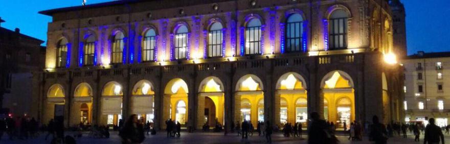 Palazzo del Podestà illuminato di blu