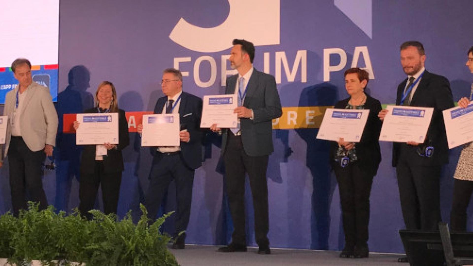 Bologna premiata al Forum PA per progetti innovativi su educazione e welfare digitale, foto di gruppo
