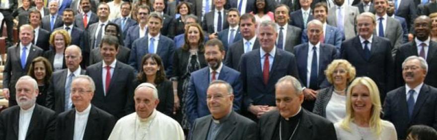 Foto di gruppo sindaci con Papa Francesco