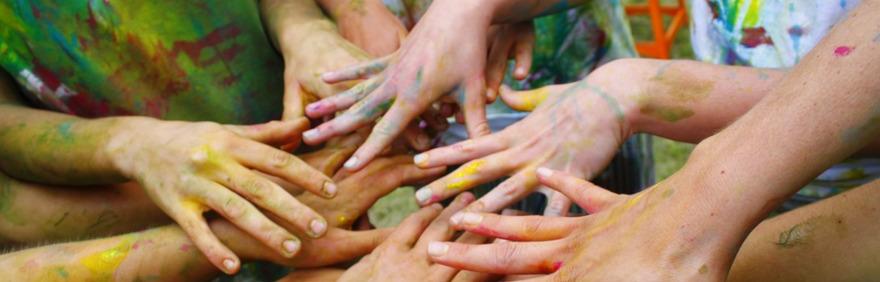 mani colorate che si intrecciano per le nuove proposte bambini con disabilità