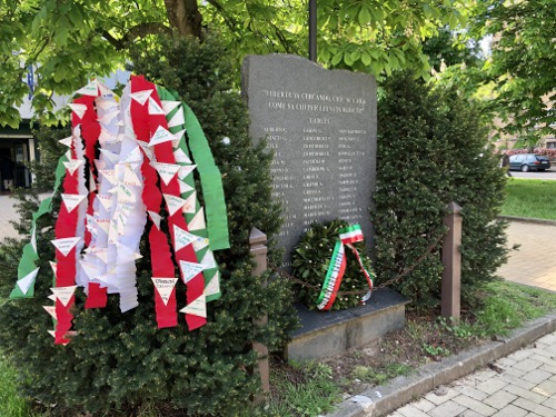 Monumento i caduti in via Faenza con elaborato delle Scuole Piaget e Costa