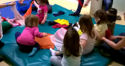 Attività a scuola bambini-educatrici
