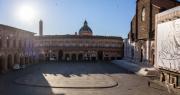 panoramica piazza maggiore con cartellone Patrick Zaki