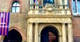 striscione esposto sulla facciata di palazzo comunale 