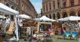 Foto del mercato antiquario Città di Bologna in piazza Santo Stefano