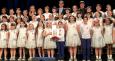 Foto di gruppo piccolo coro con il sindaco e il premio nettuno d'oro