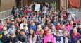 foto di gruppo siamo nati per camminare studenti fuori dalle scuole Garibaldi