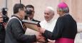 Il Sindaco Merola consegna i doni a Papa Francesco
