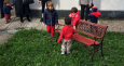 bambini giocano con la panchina rossa