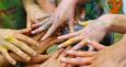 mani colorate che si intrecciano per le nuove proposte bambini con disabilità