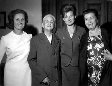 Anna Serra, seconda da sinistra, insieme ad Adriana Lodi, Valentina Tereskova e Angiola Sbaiz in occasione della visita della prima astronauta donna a Bologna l'11 e 12 settembre 1967.