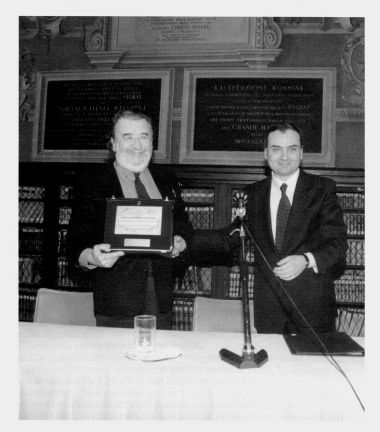 Il sindaco Walter Vitali consegna l'Archiginnasio d'Oro a Pupi Avati, 2 febbraio 1995.