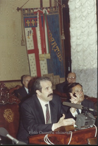 Il sindaco Renzo Imbeni alla cerimonia di conferiemtno del premio Nettuno d'oro alla Brigata Majella  -  Gabinetto del sindaco, 1991