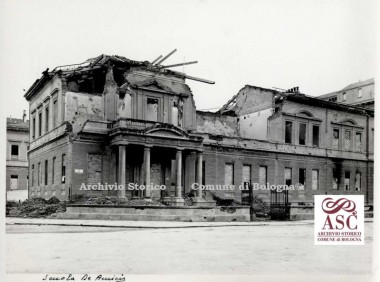 Le scuole Edmondo De Amicis lesionate dai bombardamenti durante la seconda guerra mondiale (1947)