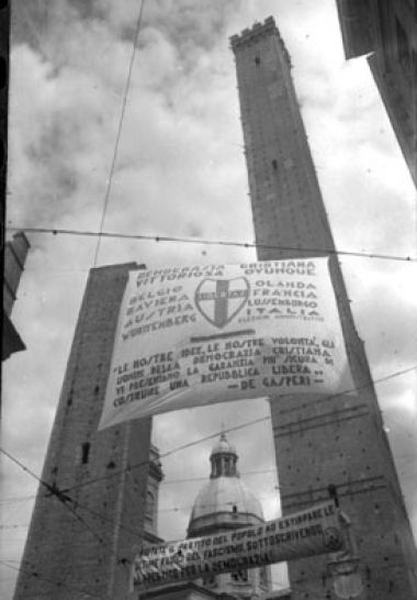 Le torri Asinelli e Garisenda con striscioni elettorali alla vigilia delle elezioni amministrative del 24 marzo 1946.