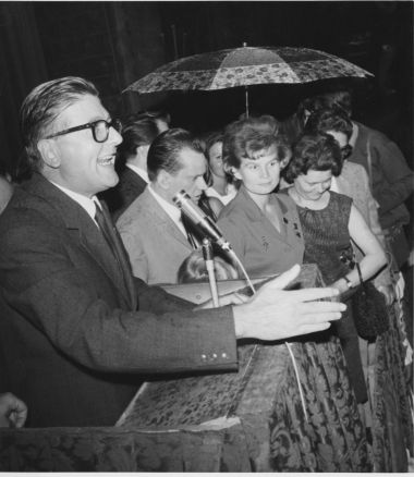 Il sindaco Guido Fanti con l'astronauta russa Valentina Tereskova, Bologna 12 settembre 1967.