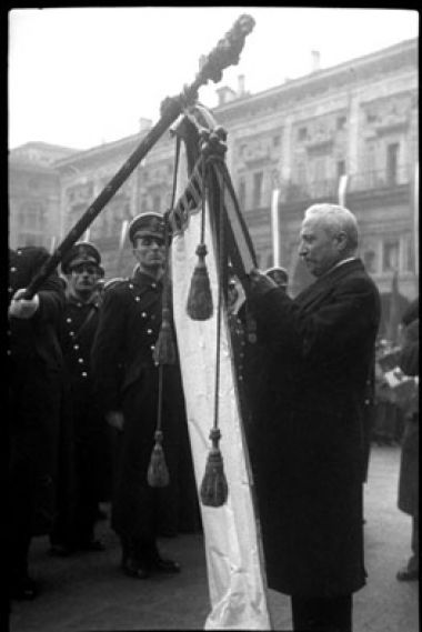 Il Presidente della Repubblica Enrico De Nicola conferisce la Medaglia d'oro al valor militare al Gonfalone della città di Bologna, 24 novembre 1946