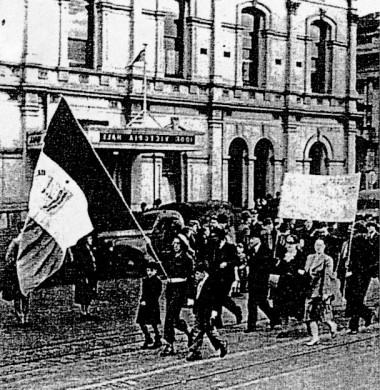 Omero Schiassi guida il corteo del Primo Maggio 1945 a Melbourne