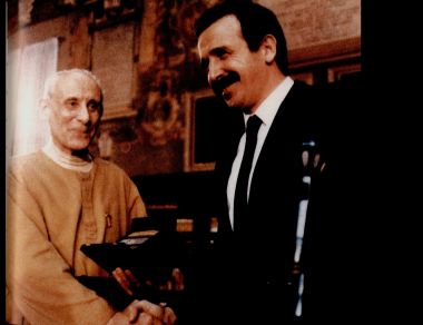 Il Sindaco Renzo Imbeni conferisce l'Archiginnasio d'oro a Don Giuseppe Dossetti, Bologna 22 febbraio 1986.