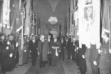 Il presidente della Repubblica Anotnio Segni entra in Palazzo d'accursio con il sindaco Giuseppe Dozza, 21 ottobre 1963.