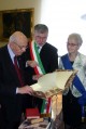 Il Presidente della Repubblica Giorgio Napolitano, in visita a Bologna il 21 febbraio 2007 per le celebrazioni del Centenario della morte di Giosue Carducci, riceve dal sindaco Sergio Cofferati una selezione curata dall'Archivio storico degli interventi 