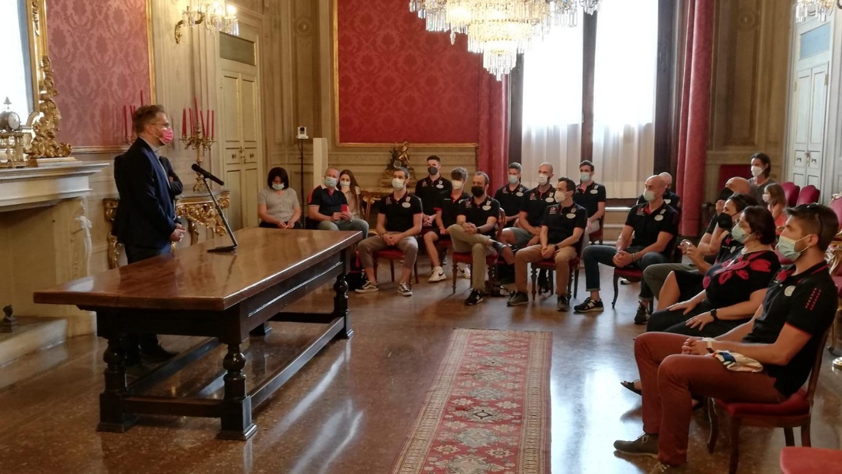 Foto squadra Pallavolo Bologna in Sala Rossa