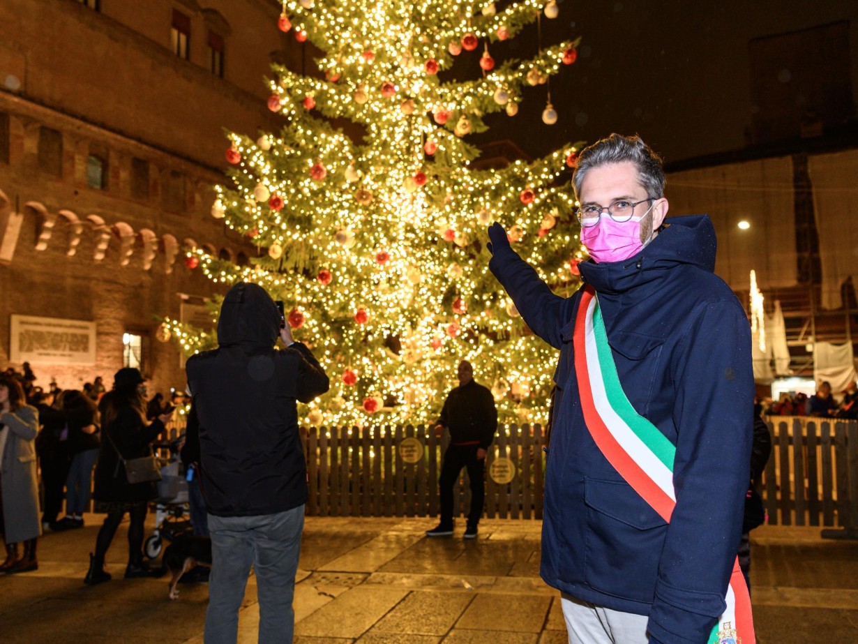 Sindaco Lepore accende albero di Natale 2021