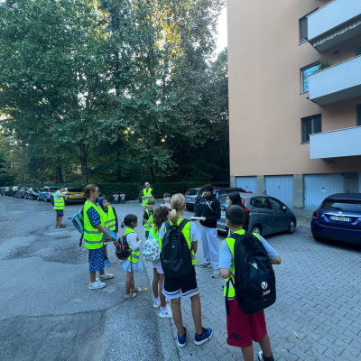 Immagini ripartenza pedibus scuole primarie 18 settembre 2025 