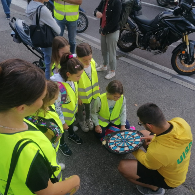 Immagini ripartenza pedibus scuole primarie 18 settembre 2025