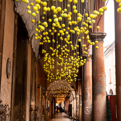 Immagine installazione palline da tennis in via San Felice