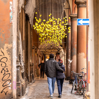 Immagine installazione palline da tennis in via San Felice