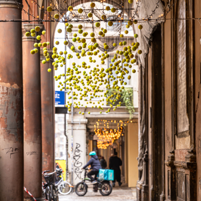 Immagine installazione palline da tennis in via San Felice