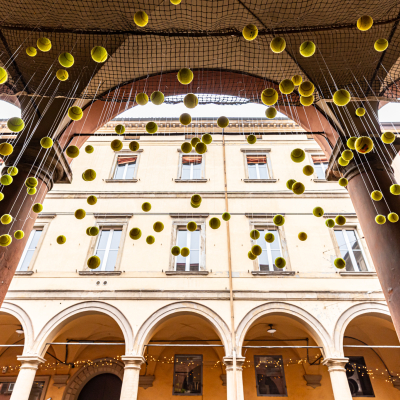 Immagine installazione palline da tennis in via San Felice