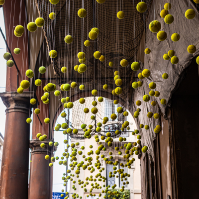 Immagine installazione palline da tennis in via San Felice