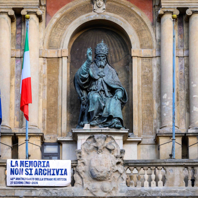 Striscione su palazzo d'Accursio