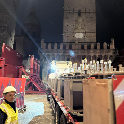Immagine dell'arrivo dei blocchi in acciaio